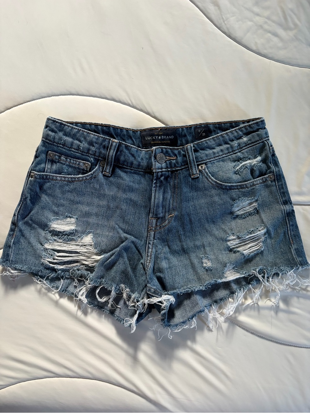 Women’s Lucky Brand “The Cutoff” Distressed Denim Shorts Size 0/25 Y2K